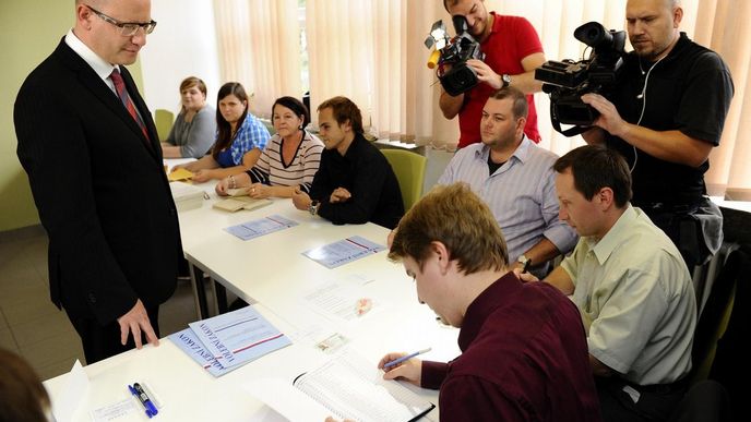 Premiér a předseda ČSSD Bohuslav Sobotka odevzdal 10. října ve Slavkově u Brna svůj hlas v komunálních a senátních volbách.