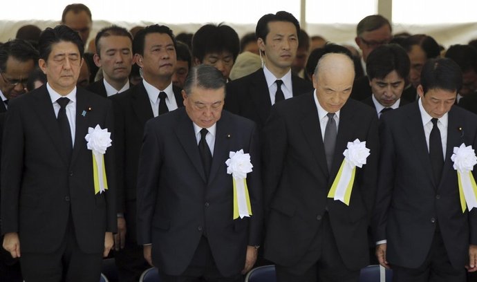 premiér Abe při vzpomínkovém aktu
