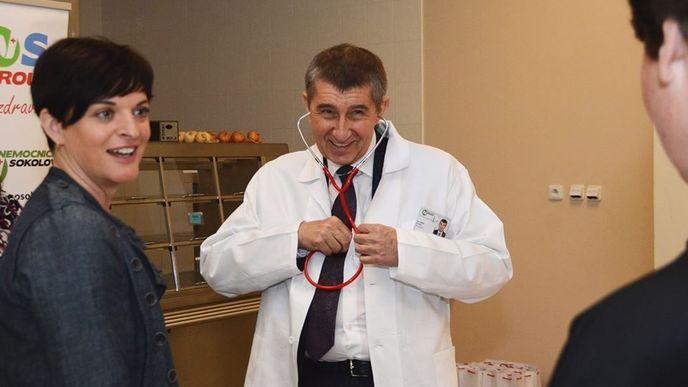 Andrej Babiš si dělá vlastní PR, ale zdravotníkům chybí ochranné pomůcky