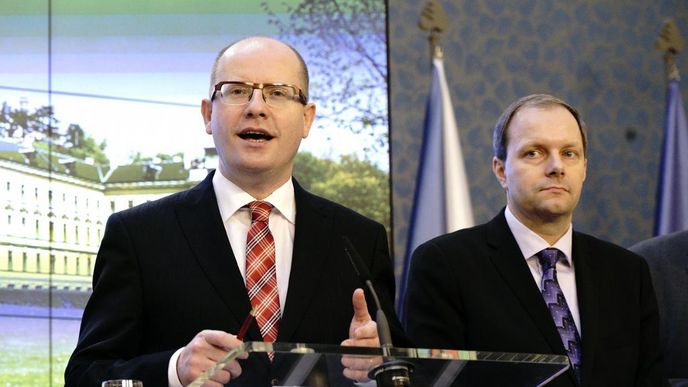 Premiér Bohuslav Sobotka a končící ministr školství Marcel Chládek (vpravo)