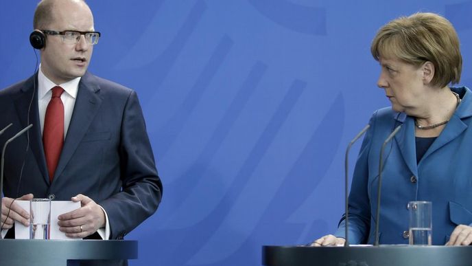 Premiér Bohuslav Sobotka a německá kancléřka Angela Merkelová na tiskové konferenci po společném jednání