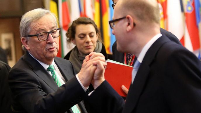 Premiér Bohuslav Sobotka a předseda Evropské komise Jean-Claude Juncker po summitu EU