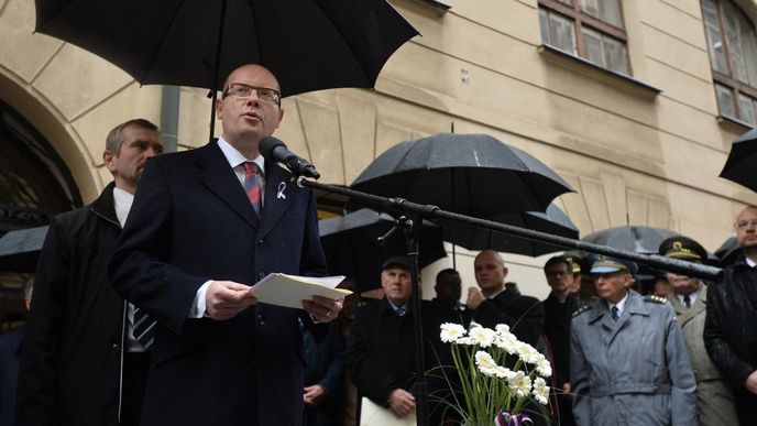 Premiér Bohuslav Sobotka hovoří 17. listopadu k účastníkům pietního shromáždění k uctění památky studentů Hlávkovy koleje