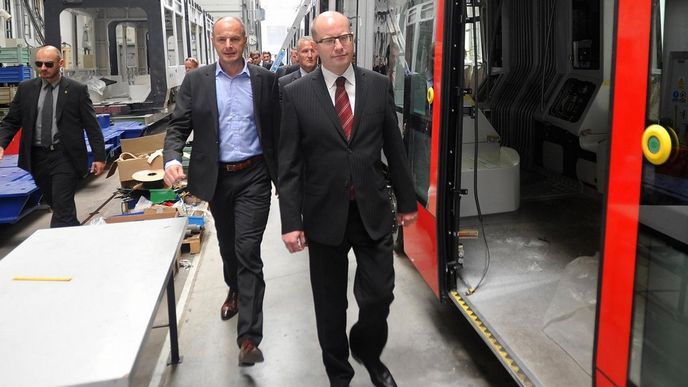 Premiér Bohuslav Sobotka při návštěvě Škody Transportation. Vlevo od něj je generální ředitel podniku Josef Bernard