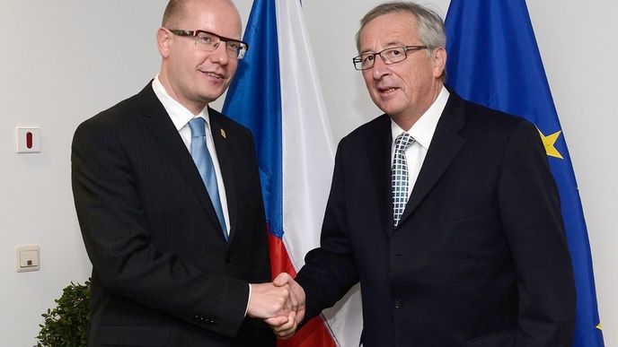 Premiér Bohuslav Sobotka s budoucím předsedou Evropské komise Jean-Claudem Junckerem na summitu v Bruselu