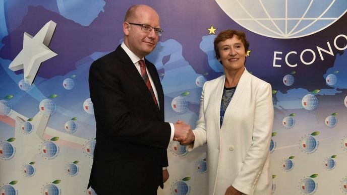Premiér Bohuslav Sobotka se setkal s viceprezidentkou Google pro vztahy s veřejnou správou Caroline Atkinsonovou