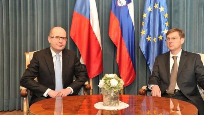Premiér Bohuslav Sobotka (vlevo) zahájil 13. dubna setkáním s premiérem Mirem Cerarem (vpravo) dvoudenní návštěvu Slovinska
