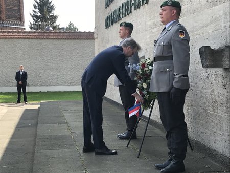 Premiér Petr Fiala (ODS) na návštěvě v Německu uctil památku československých odbojářů ve věznici Plötzensee