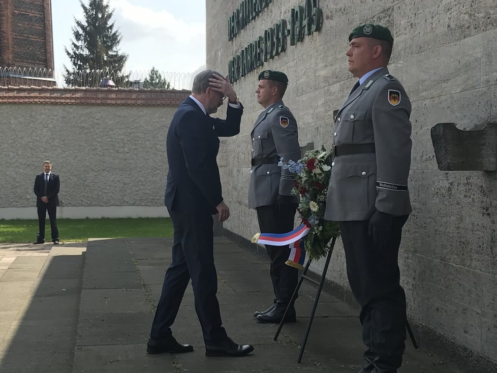 Premiér Petr Fiala (ODS) na návštěvě v Německu uctil památku československých odbojářů ve věznici Plötzensee.