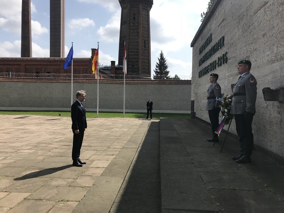 Premiér Petr Fiala (ODS) na návštěvě v Německu uctil památku československých odbojářů ve věznici Plötzensee