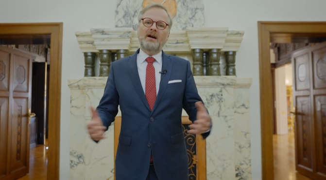 Premiér Petr Fiala (ODS) během svého pořadu Otázky a odpovědi z Kramářovy vily (10.4.2023)