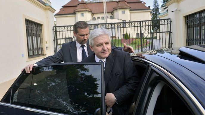Premiér Jiří Rusnok odjíždí z Kramářovy vily v Praze, kde jednal 28. června s adepty na posty ministrů.