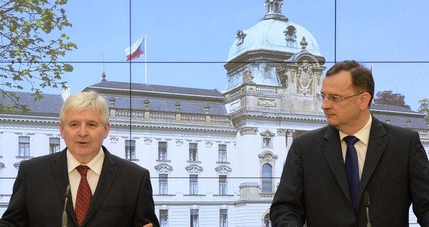 Premiér Rusnok vystřídal v čele vlády Petra Nečase. A doufá, že jeho manželství nečeká stejný osud