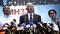 Premiér Malajsie Najib Razak (uprostřed), malajsijský ministr obrany a dopravy Hishammuddin Hussein (vlevo) Premiér Malajsie Najib Razak (uprostřed), malajsijský ministr obrany a dopravy Hishammuddin Hussein (vlevo)