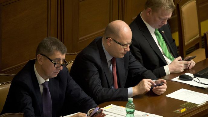 Andrej Babiš, Bohuslav Sobotka a Pavel Bělobrádek s mobilními telefony.