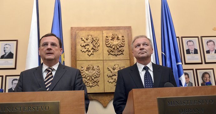Premiér Nečas a ministr Picek na brífinku po jmenování nového šéfa obrany