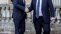 Britský premiér Boris Johnson (vpravo) s předsedou české vlády Petrem Fialou. Londýn věří, že mu Praha pomůže zlepšit vztahy s EU.