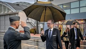 Premiér Petr Fiala (ODS) při odletu na na summit zemí Evropské unie a západního Balkánu v albánské Tiraně (6.12.2022)