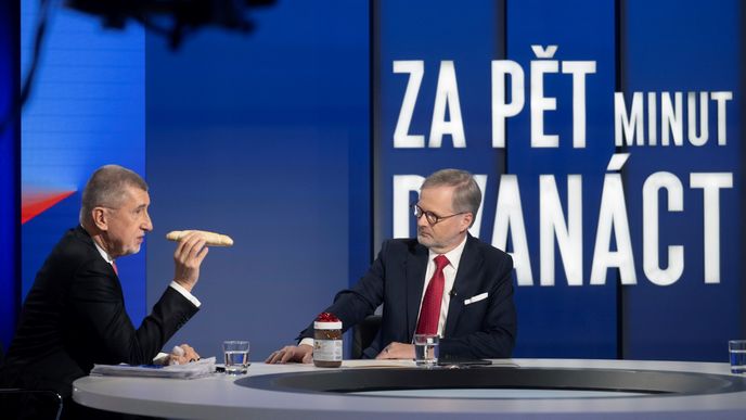 Babiš přišel s rohlíkem. Bývalý předseda vlády Andrej Babiš (ANO) a premiér Petr Fiala (ODS) se v neděli potkali v diskusním pořadu televize Nova Za pět minut dvanáct.