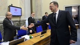 Díky, Kamile. Premiér v demisi Nečas děkuje na posledním zasedání vlády ministrovi pro místní rozvoj Kamilu Jankovskému, že s ním jako jeden z mála vydržel od začátku až do konce