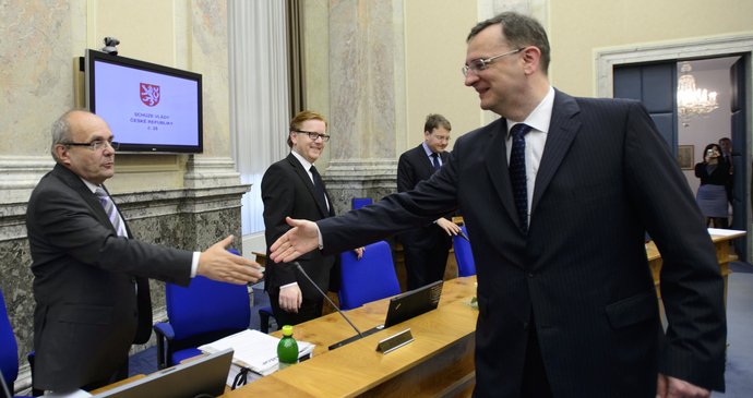 Díky, Kamile. Premiér v demisi Nečas děkuje na posledním zasedání vlády ministrovi pro místní rozvoj Kamilu Jankovskému, že s ním jako jeden z mála vydržel od začátku až do konce