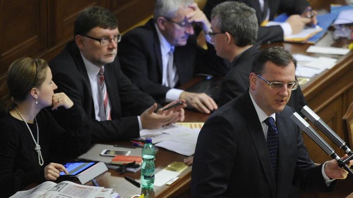 Premiér Petr Nečas na schůzi Poslanecké sněmovny, která 19. prosince schválila daňový balíček