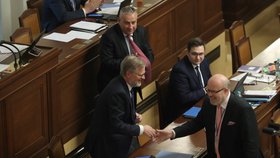 Schůze Sněmovny: Hlasování o nedůvěře vlády, na snímku gratulace premiérovi k 58. narozeninám (1.9.2022).