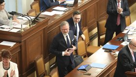Schůze Sněmovny: Hlasování o nedůvěře vlády, na snímku gratulace premiérovi k 58. narozeninám (1.9.2022)