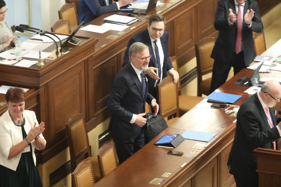 Schůze Sněmovny: Hlasování o nedůvěře vládě, na snímku gratulace premiérovi k 58. narozeninám (1. 9. 2022)