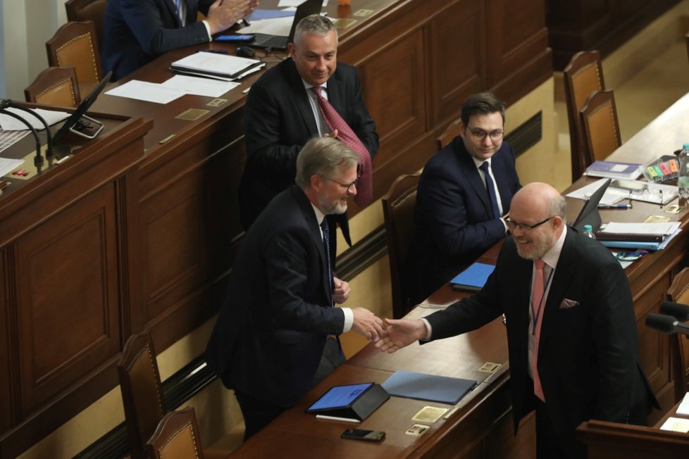 Schůze Sněmovny: Hlasování o nedůvěře vládě, na snímku gratulace premiérovi k 58. narozeninám (1. 9. 2022)