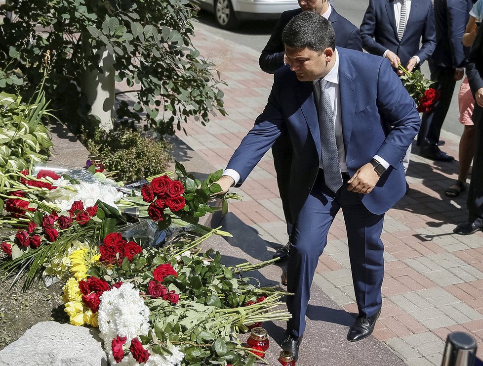 Ukrajinský premiér Holodymyr Hrojsman pokládá růže 
