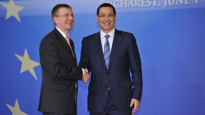 Premiér Viktor Ponta (vpravo)