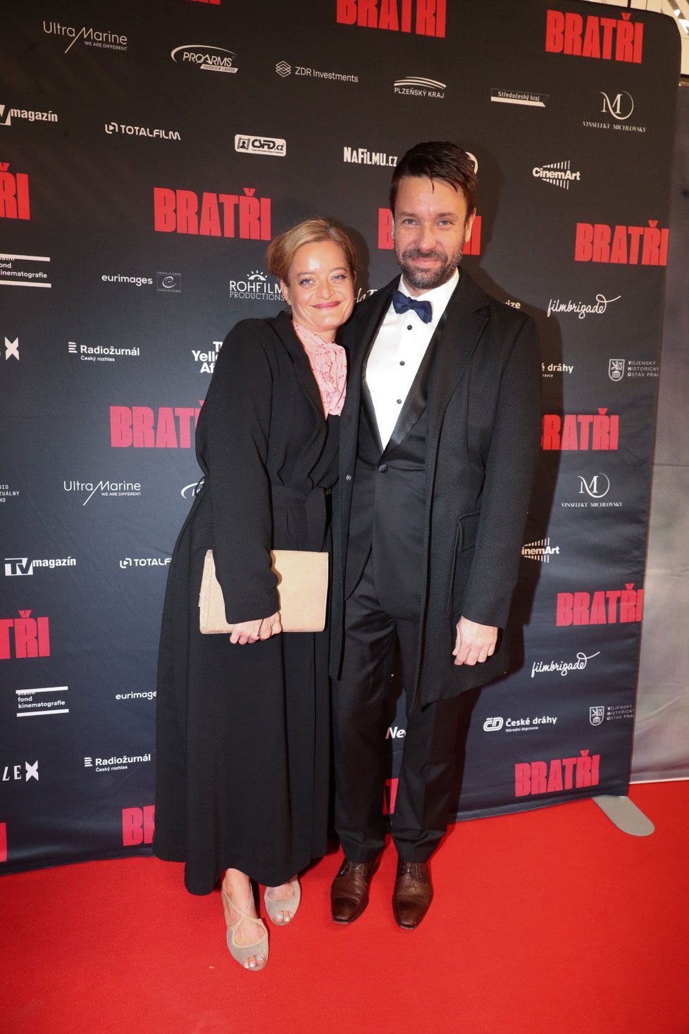 Premiéra filmu Bratři: Václav Neužil s manželkou