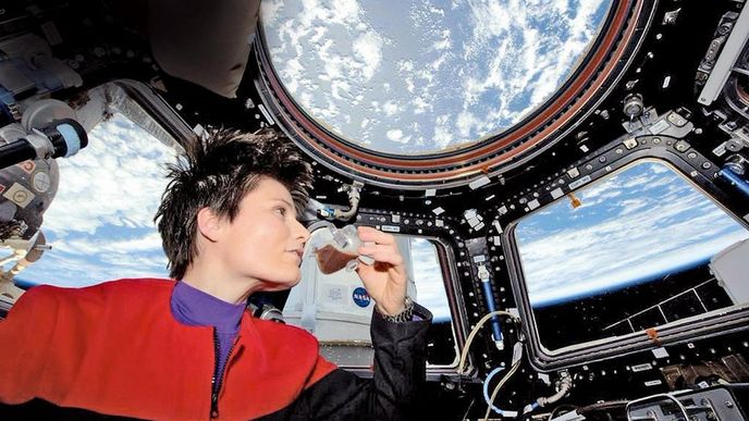 Premiéra. Italka Amantha Cristoforettiová si dala první šálek espressa v pozorovací kopuli ISS v uniformě kapitánky Janewayové ze seriálu Star Trek