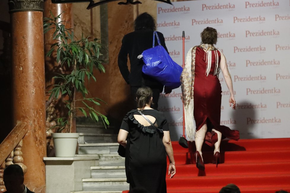 Premiéra filmu Prezidentka: Zuzana Stivínová si nesla koště.