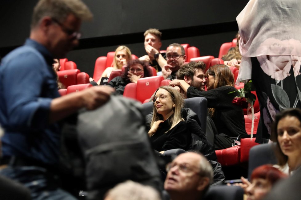 Marek Němec na premiéře filmu Za vším hledej ženu vášnivě líbal svou novou přítelkyni.