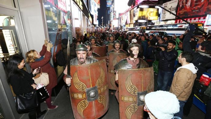 Premiéru herní konzole Xbox One provázel v New Yorku průvod římských legionářů