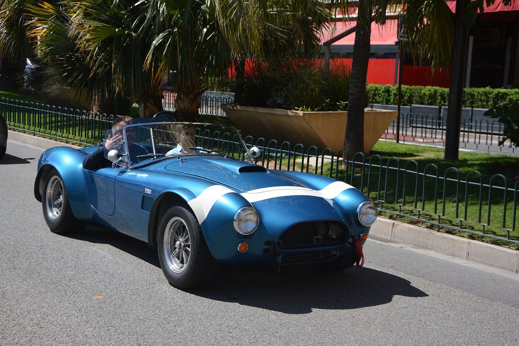 Shelby Cobra 289 nejen pózoval v expozici ale hladil oči i uši na městské trati F1 v ulicích knížectví