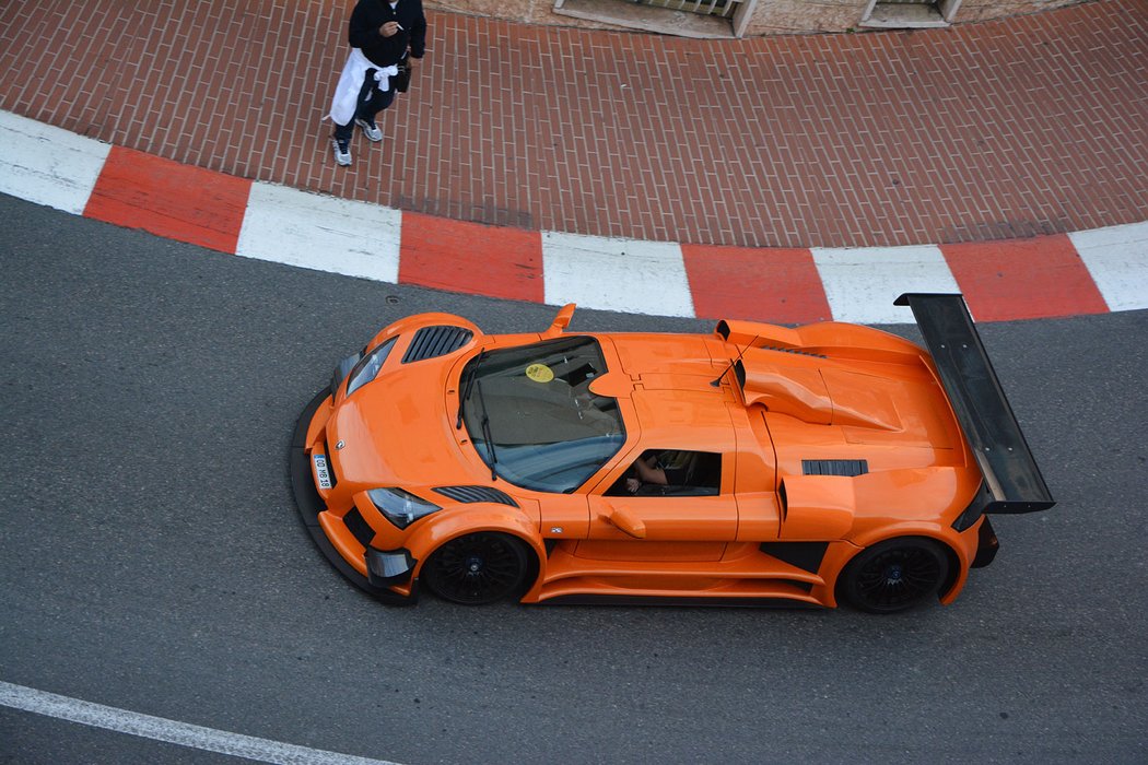 Gumpert Apollo ve serpentinách před vjezdem do tunelu