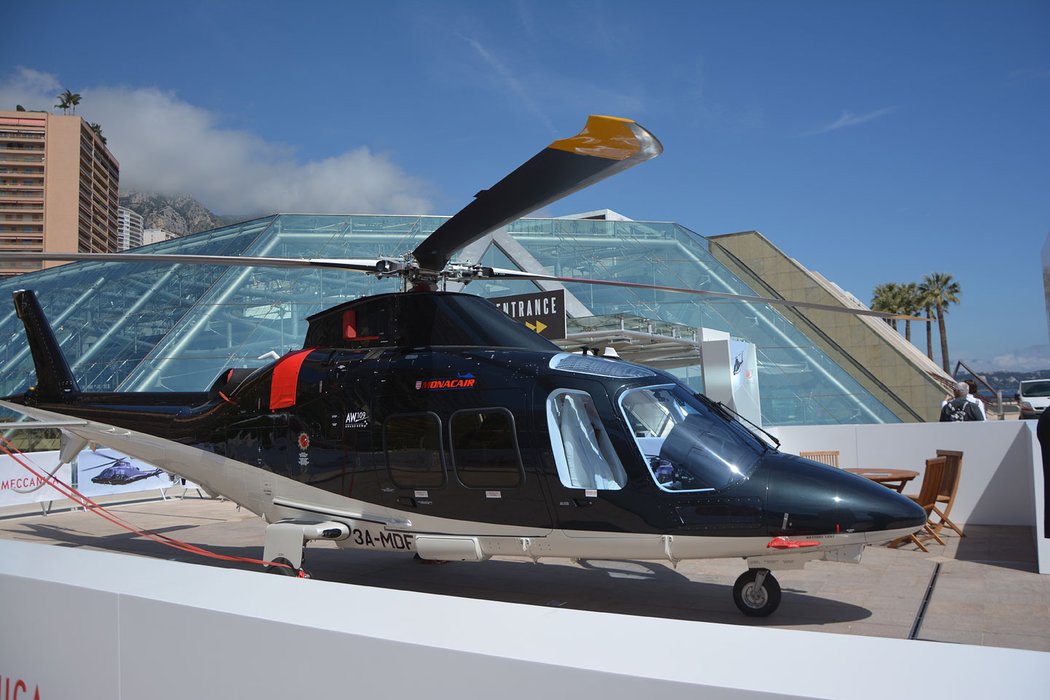 Helikoptéra Finmeccanica Hilicopter před vstupem do centra