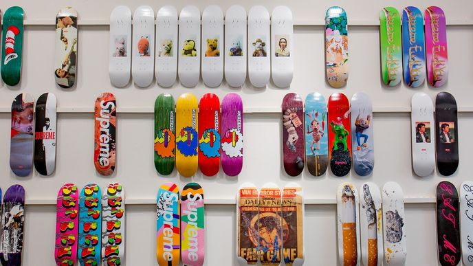 Kompletní kolekce skateboardových prken značky Supreme se prodala v přepočtu za 18 milionů korun.