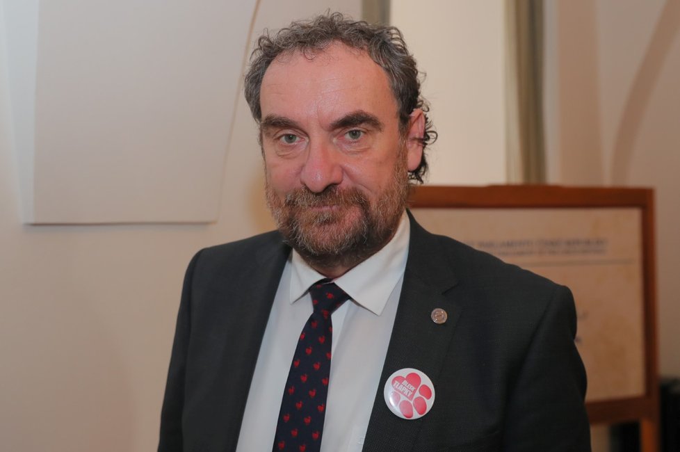 Senátor Přemysl Rabas (nestr.) s odznakem Blesk Tlapky (30. 1. 2020)