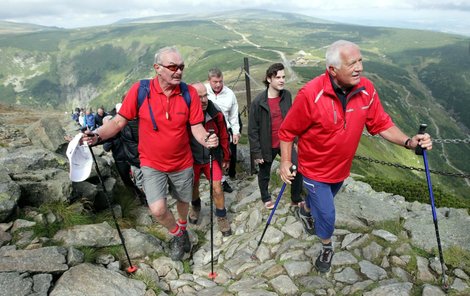 Doprovod dělal Klausovi kandidát na prezidenta a místopředseda Senátu Přemysl Sobotka (68, ODS).