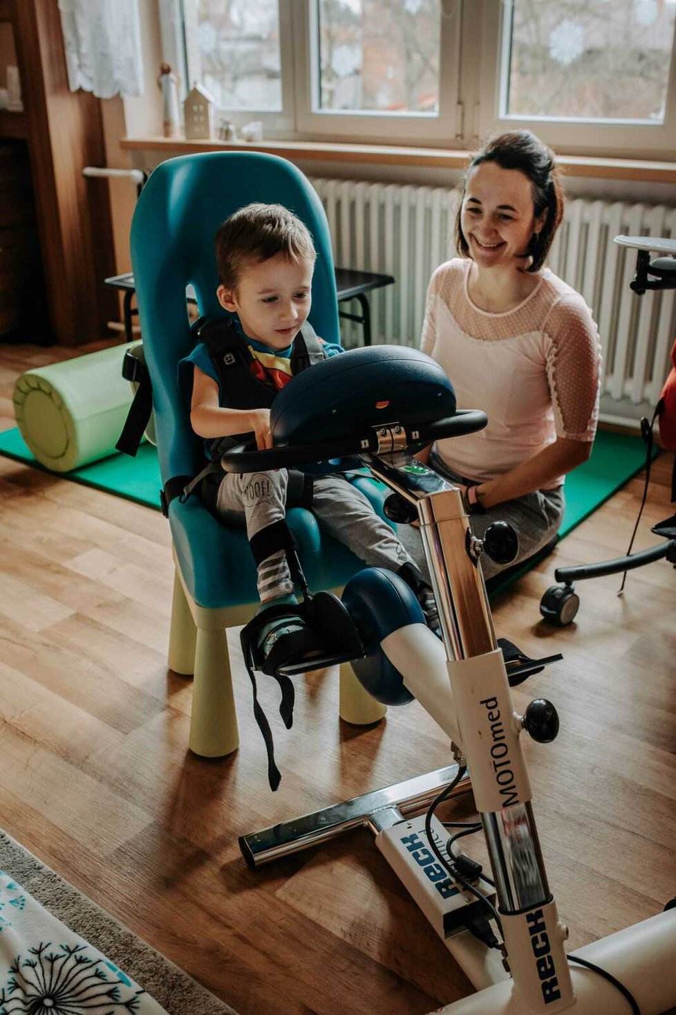 Malý Přemysl Ulman odmalinka trpí spinální svalovou atrofií. I přes těžkosti, které tato nemoc obnáší, dělá rodičům i svým sestrám bezbřehou radost svou hravostí, veselím, zvědavostí i vynalézavostí.