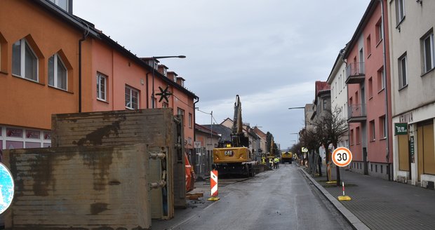 Na Přemyslovcov v Ostrave ulici už teraz prebieha rekonštrukcia kanalizácie, nasledovať bude celková premena rušnej triedy. 