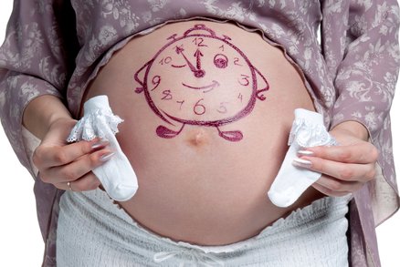 Triky, kterými můžete vyvolat porod, když se dítěti nechce ven