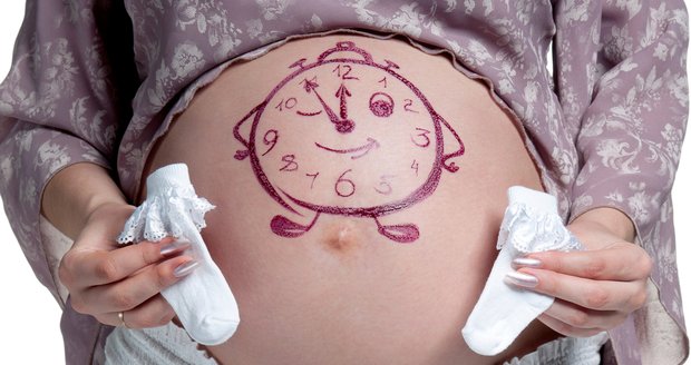 Triky, kterými můžete vyvolat porod, když se dítěti nechce ven