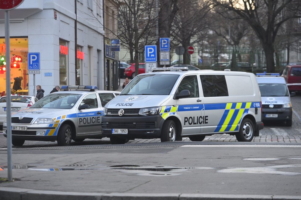 Neznámý muž vyloupil banku na rohu ulic Dejvická a V. P. Čkalova.