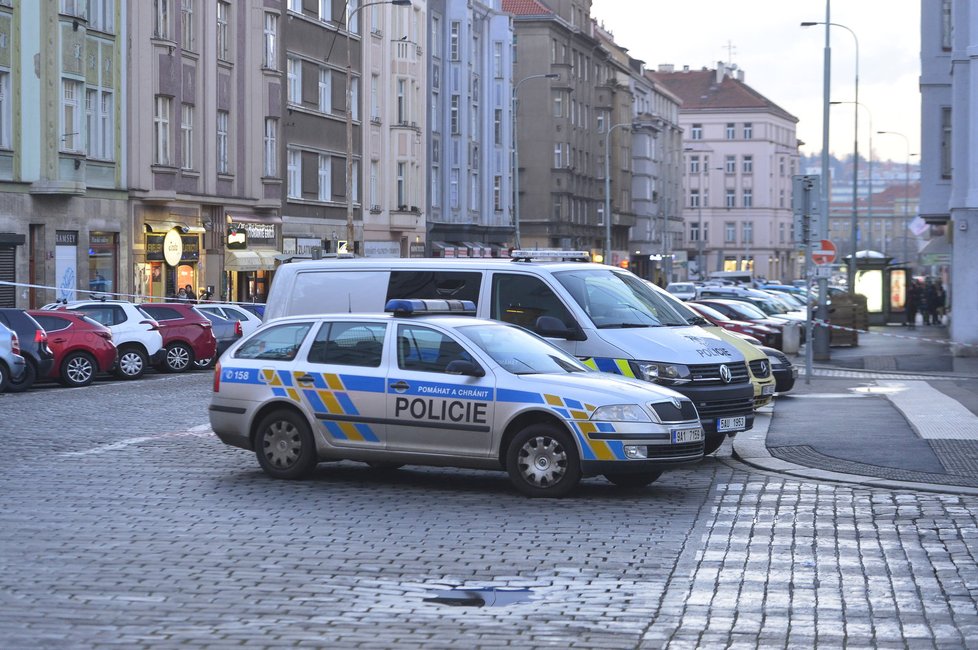 Neznámý muž vyloupil banku na rohu ulic Dejvická a V. P. Čkalova.