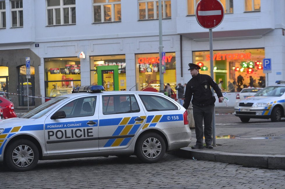 Neznámý muž vyloupil banku na rohu ulic Dejvická a V. P. Čkalova. Pátrá po něm policie.